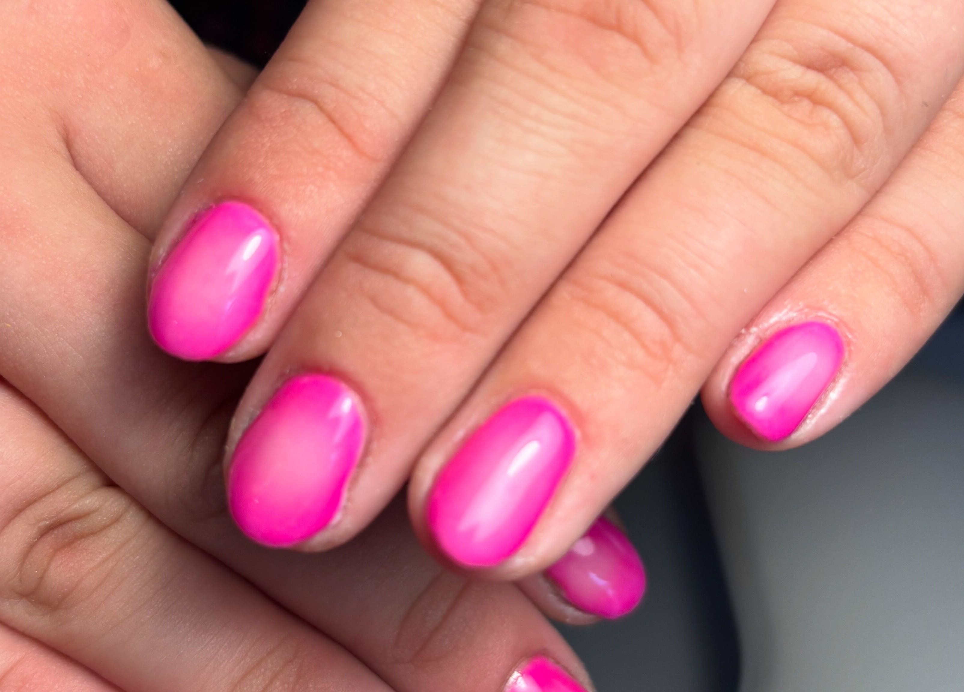 Roze nagels bij Anouksnagels in Amersfoort, Utrecht, NL, accentueren stijl en schoonheid.