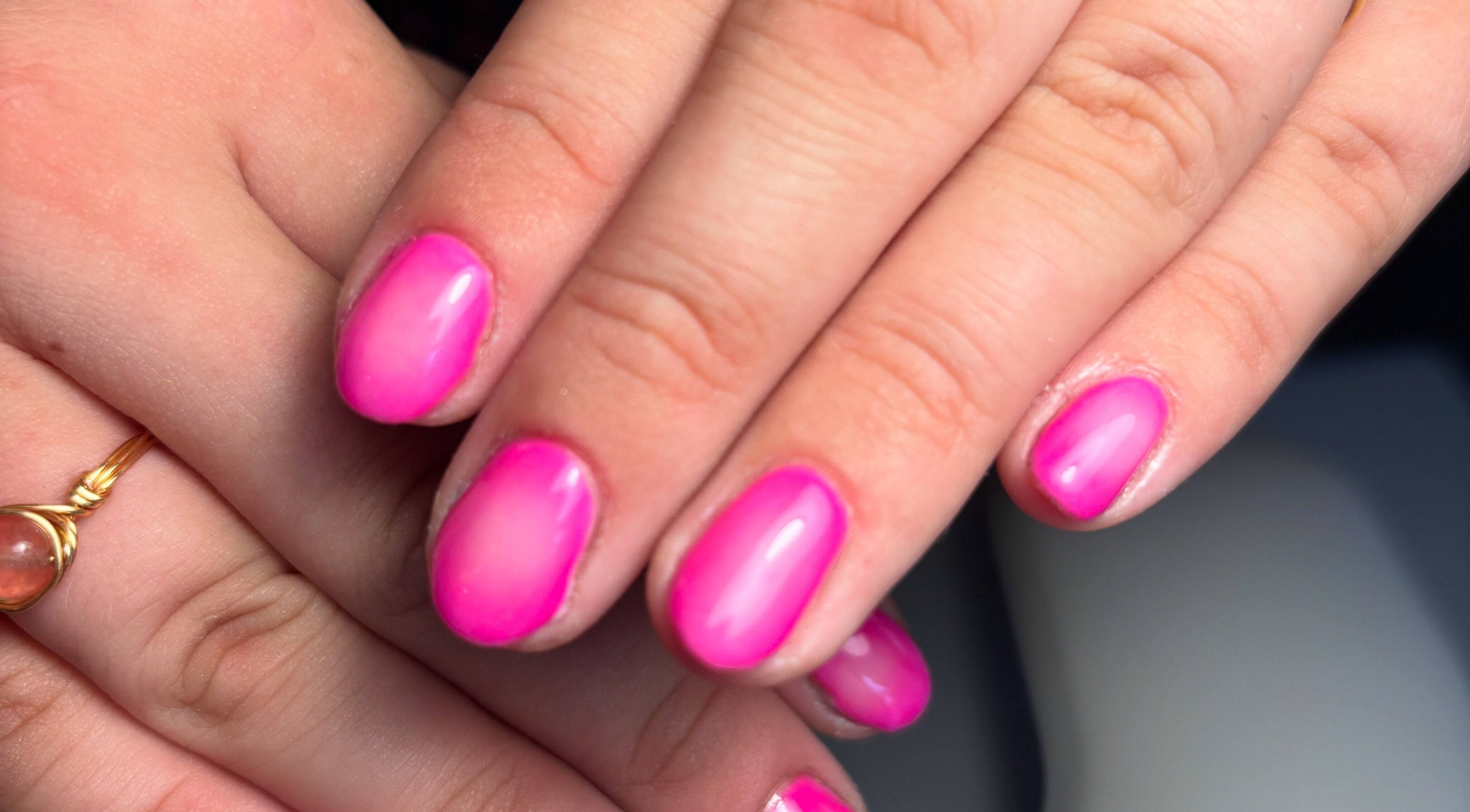 Roze nagels bij Anouksnagels in Amersfoort, Utrecht, NL, accentueren stijl en schoonheid.