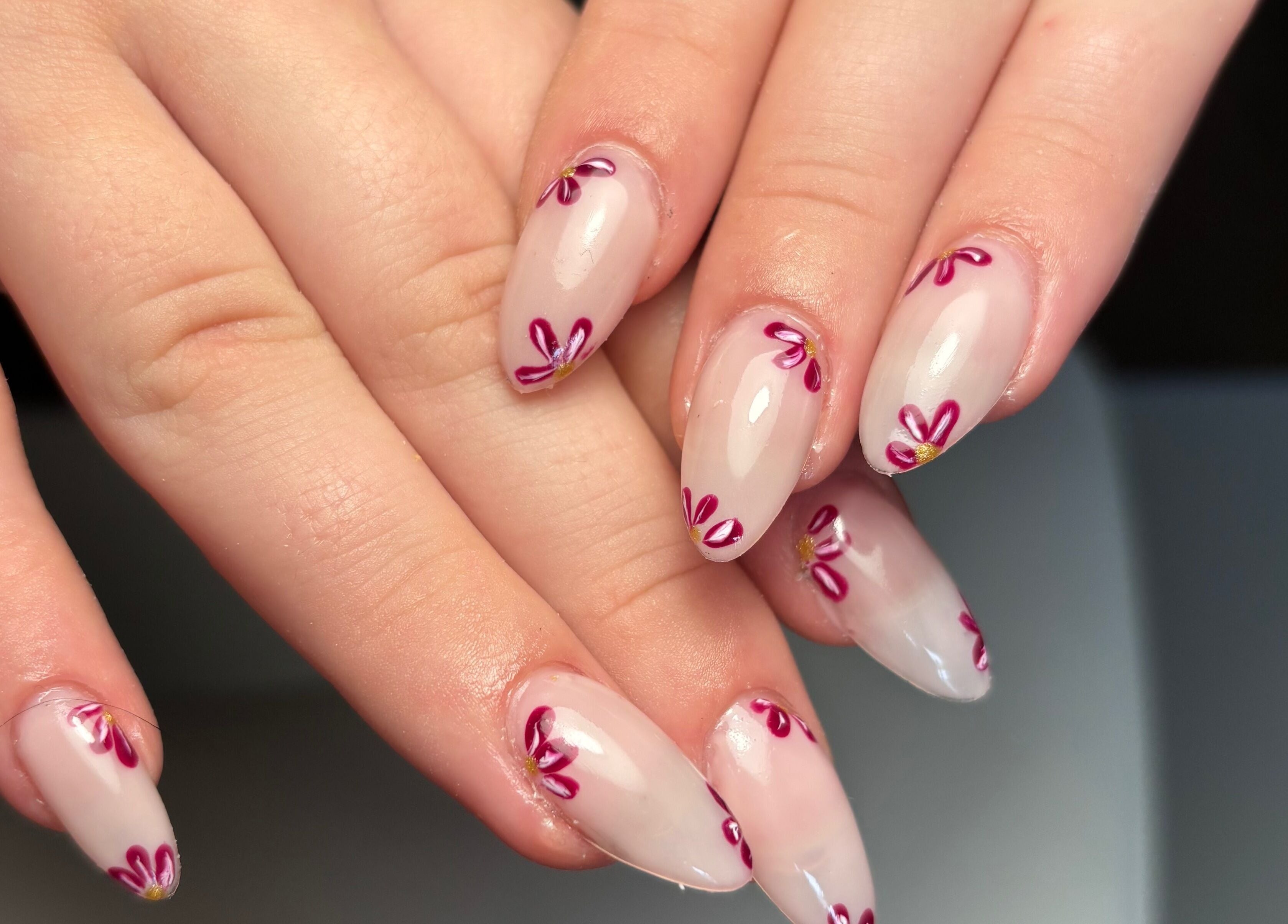 Mooie kunstnagels met bloemmotief bij Anouksnagels in Amersfoort, Utrecht, NL.