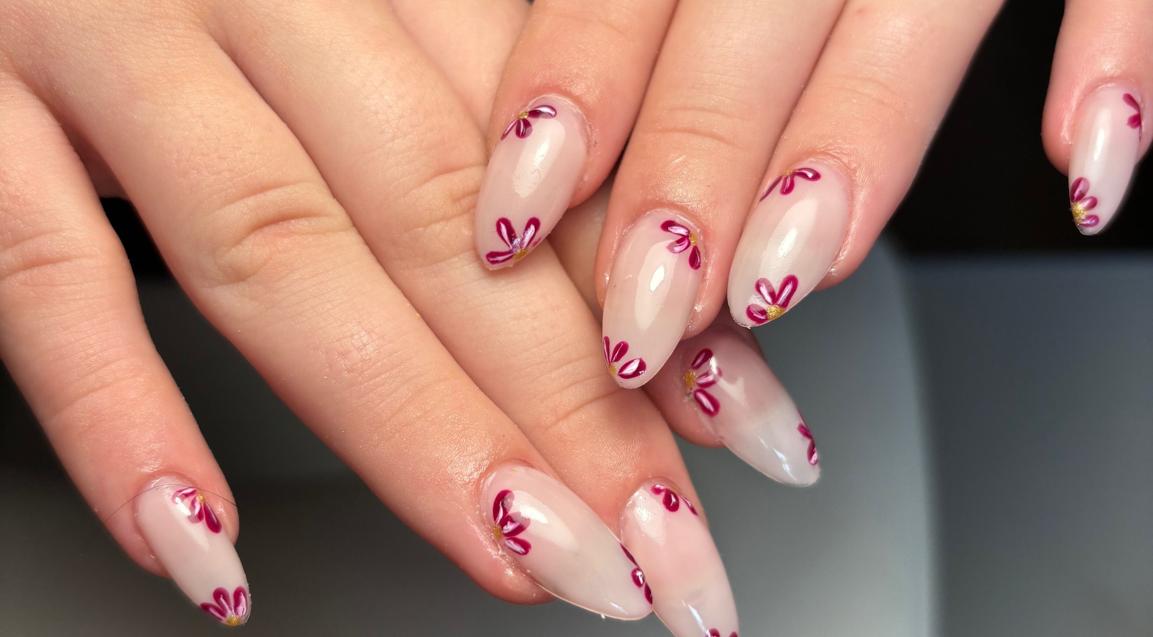 Mooie kunstnagels met bloemmotief bij Anouksnagels in Amersfoort, Utrecht, NL.