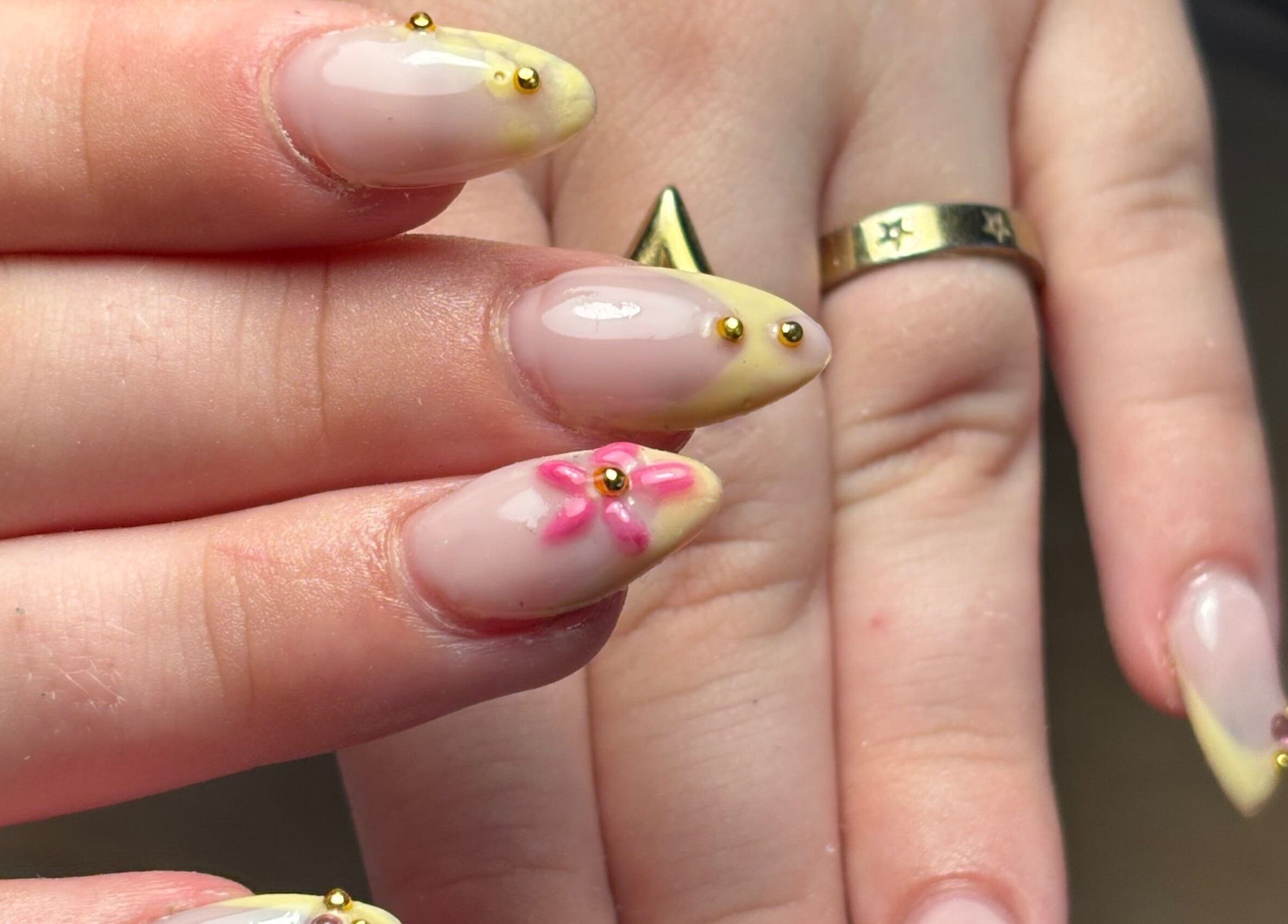 Nageldecoratie met bloem en goud bij Anouksnagels, Amersfoort, Utrecht, NL.