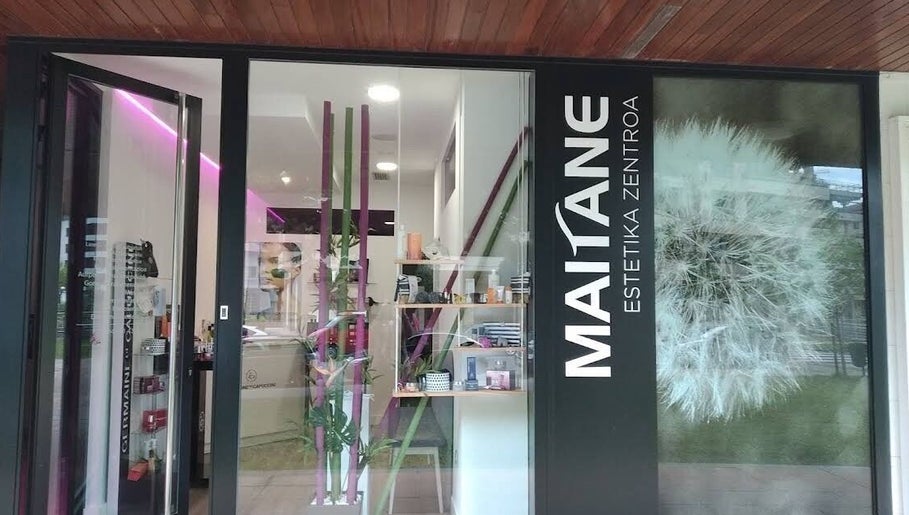 Entrada de MAITANE estetica en Azpeitia, Gipuzkoa, ES con estiloso diseño moderno.