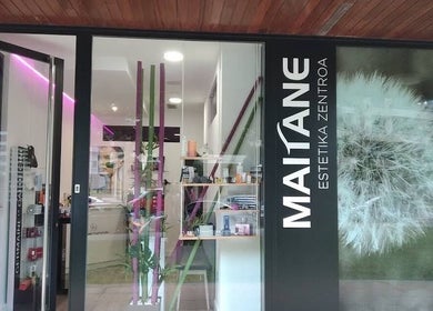 Entrada de MAITANE estetica en Azpeitia, Gipuzkoa, ES con estiloso diseño moderno.