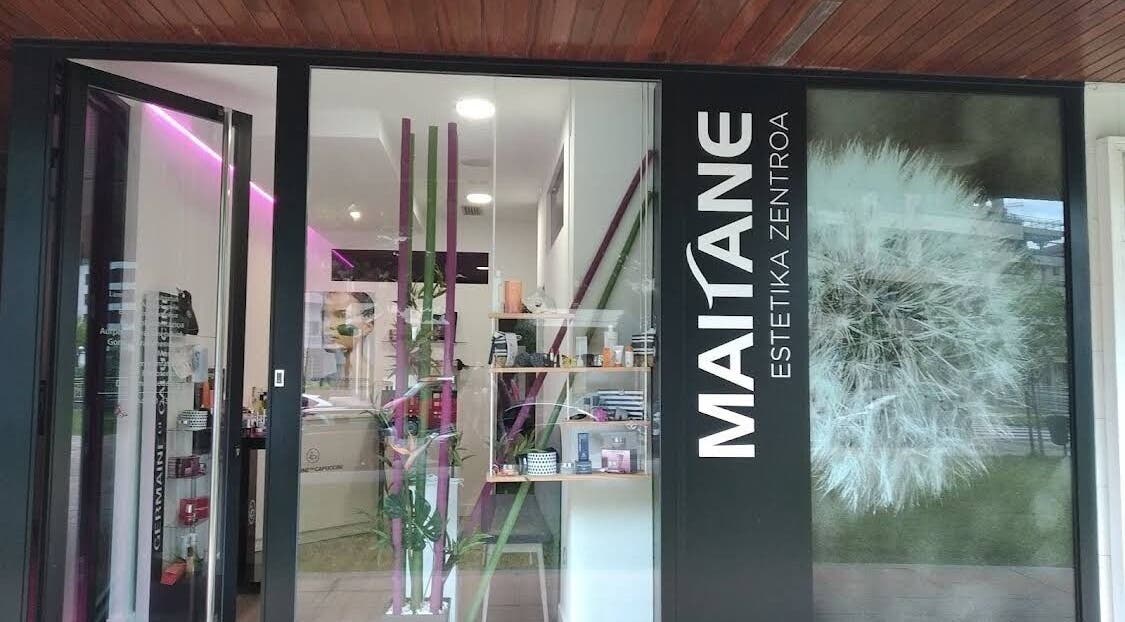 Entrada de MAITANE estetica en Azpeitia, Gipuzkoa, ES con estiloso diseño moderno.
