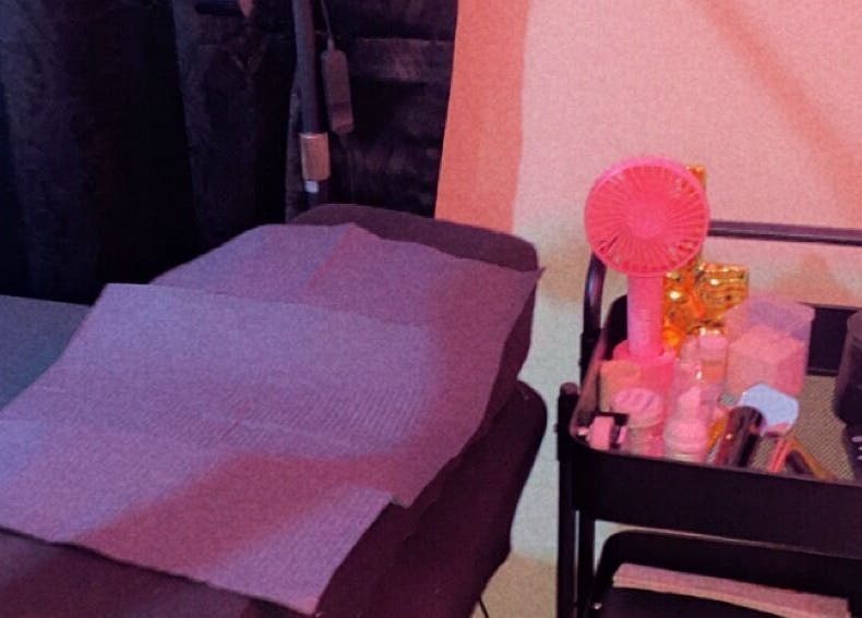 Comfortable spa bed with beauty products at VR Beauty Room, Willemstad, Curaçao, CW.