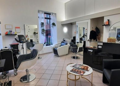 Interno moderno di Stefy Hair a Locarno, Ticino, CH, con salotto elegante e attrezzature professionali.