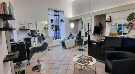 Interno moderno di Stefy Hair a Locarno, Ticino, CH, con salotto elegante e attrezzature professionali.