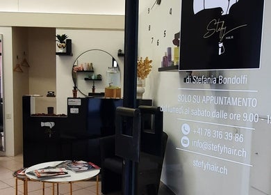 Entrata elegante di Stefy Hair a Locarno, Ticino, CH, con dettagli moderni e accoglienti.