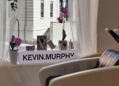 Angolo Kevin Murphy con orchidee viola allo Stefy Hair, Locarno, Ticino, CH.