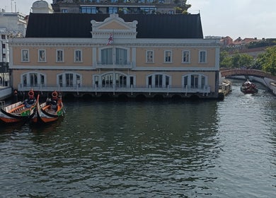 Barcos na frente de um edifício clássico em Aveiro, perto do JFG Clinic, Guimarães, Braga, PT.