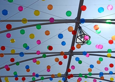 Decoração colorida no teto da JFG Clinic, Guimarães, Braga, PT, com bolas suspensas vibrantes.