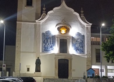 Fachada iluminada de edifício histórico próximo ao JFG Clinic, Guimarães, Braga, PT.
