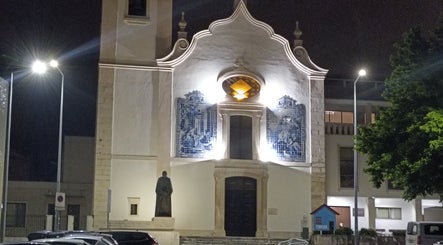 Fachada iluminada de edifício histórico próximo ao JFG Clinic, Guimarães, Braga, PT.