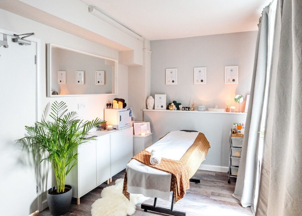 Tranquil treatment room at Beayou clinic in Bromley, England, GB with cozy decor and ambient lighting.