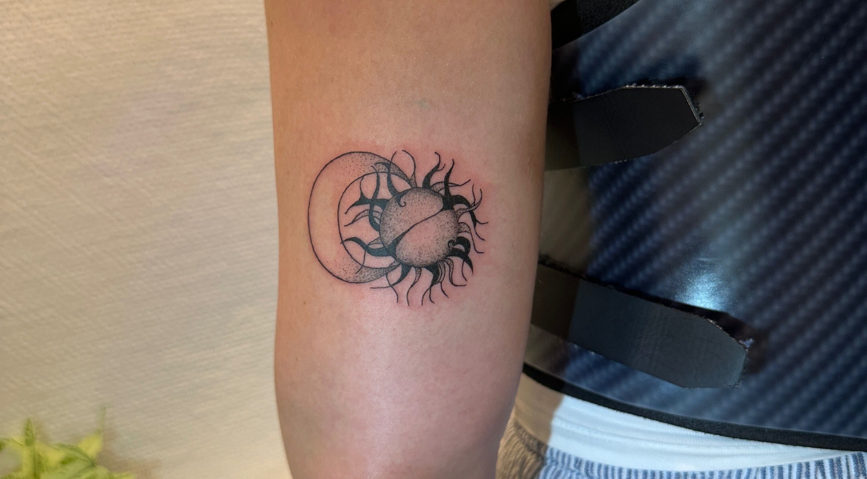 Tatouage soleil et lune sur bras à Isik Tattoo, Toulouse, Occitanie, FR