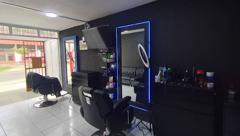 Interior moderno de MC Barber Studio en Carabayllo, Provincia De Lima, PE con sillas y espejos iluminados.