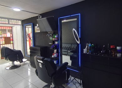 Interior moderno de MC Barber Studio en Carabayllo, Provincia De Lima, PE con sillas y espejos iluminados.