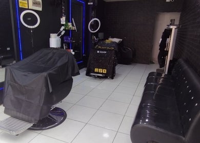 Interior moderno de MC Barber Studio en Carabayllo, Provincia De Lima, PE, con sillas estilizadas y espejos.