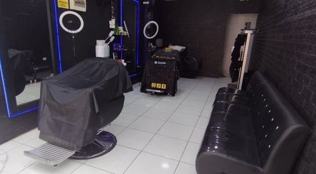 Interior moderno de MC Barber Studio en Carabayllo, Provincia De Lima, PE, con sillas estilizadas y espejos.