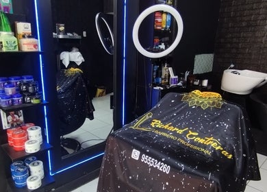 Interior moderno del MC Barber Studio en Carabayllo, Provincia De Lima, PE con productos de estilo únicos.