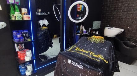 Interior moderno del MC Barber Studio en Carabayllo, Provincia De Lima, PE con productos de estilo únicos.