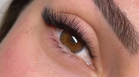 JJ LASHES image 3