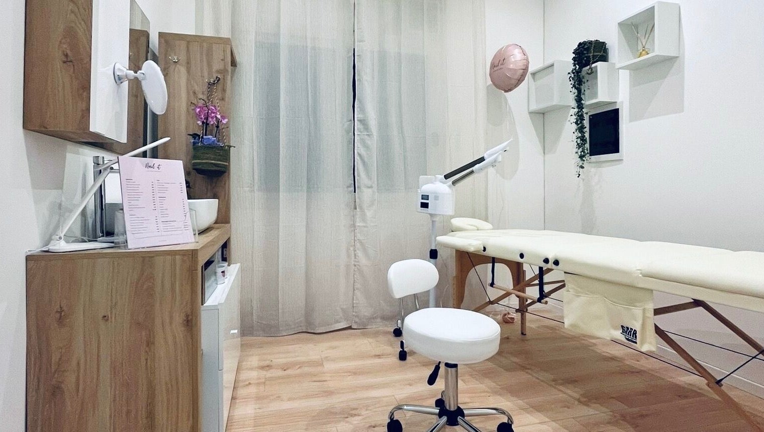 Relaxing treatment room at Nail It, Bologna, Emilia-romagna, IT, featuring a massage table and modern decor.