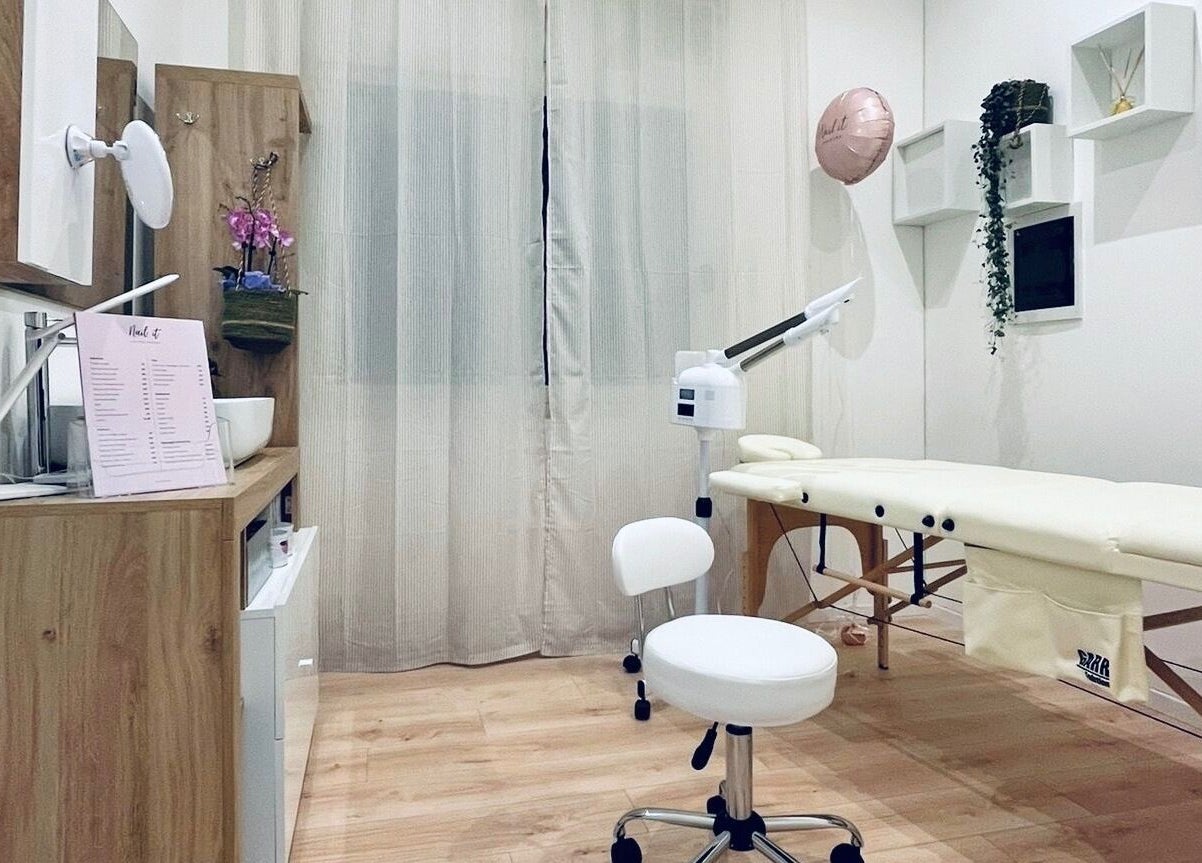 Relaxing treatment room at Nail It, Bologna, Emilia-romagna, IT, featuring a massage table and modern decor.