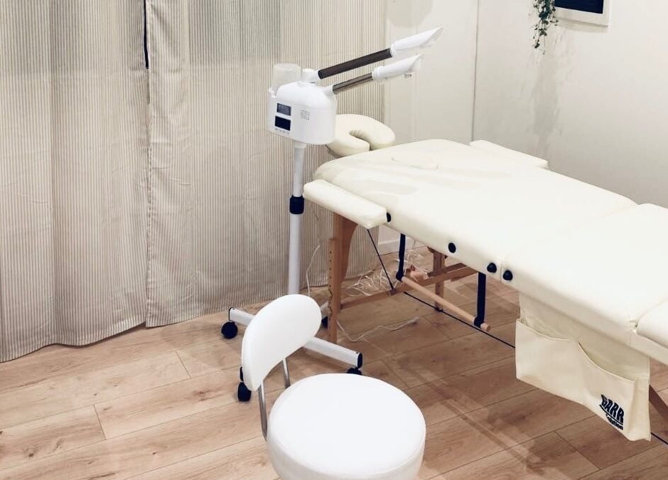 Serene treatment room setup at Nail It, Bologna, Emilia-romagna, IT, featuring a comfortable massage bed.