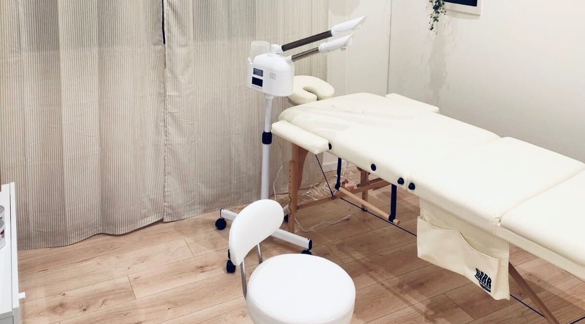 Serene treatment room setup at Nail It, Bologna, Emilia-romagna, IT, featuring a comfortable massage bed.