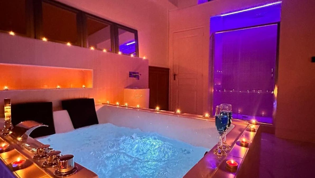 Jacuzzi illuminé à Room 47, Tourcoing, Hauts-de-France, FR. Parfait pour détente et bien-être.