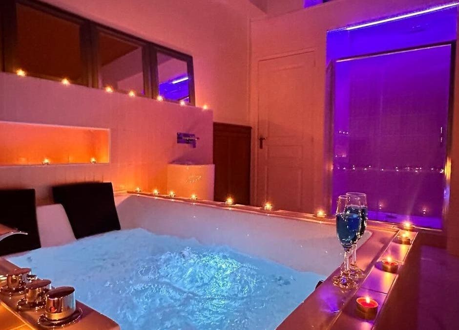 Jacuzzi illuminé à Room 47, Tourcoing, Hauts-de-France, FR. Parfait pour détente et bien-être.