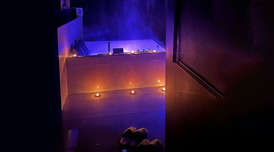 Bain bougie à Room 47, Tourcoing, Hauts-de-france, FR. Ambiance détente et relaxation assurée.