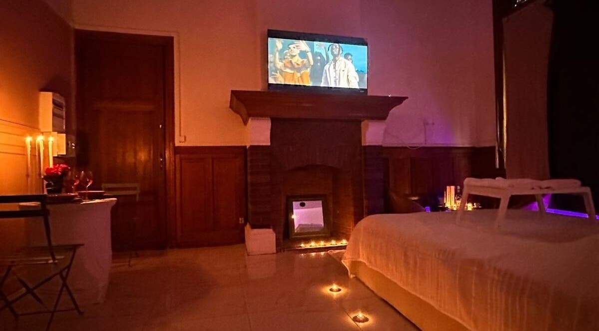 Chambre romantique à Room 47, Tourcoing, Hauts-de-France, FR avec éclairage tamisé et bougies.