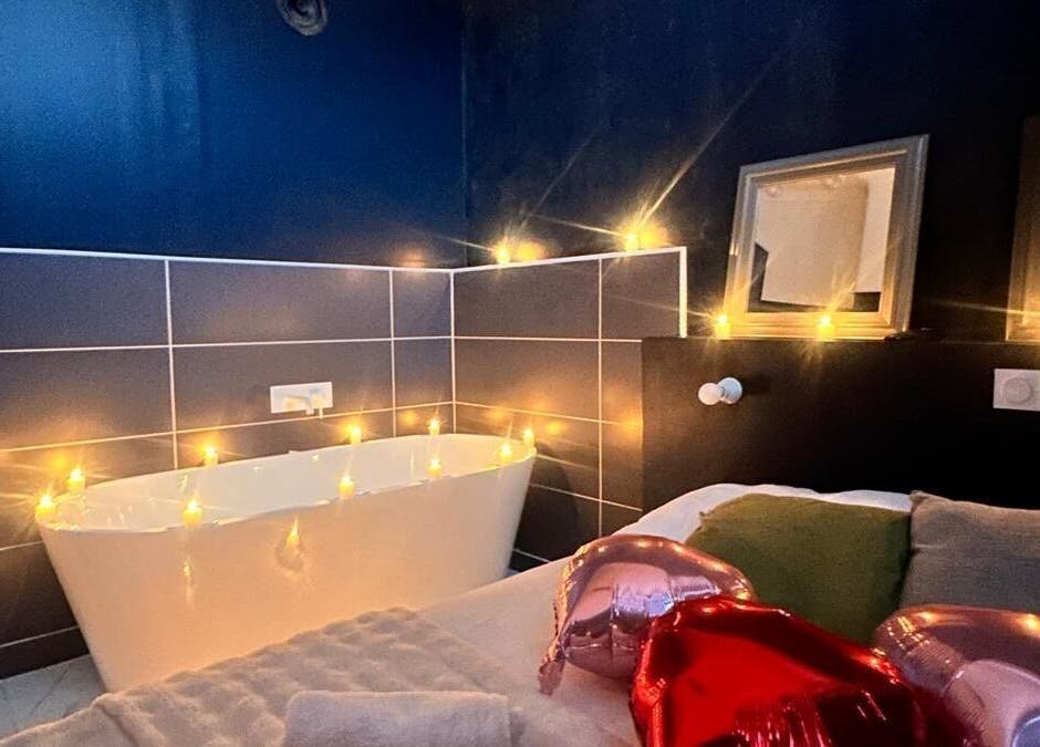 Baignoire avec bougies à Room 47, Tourcoing, Hauts-de-France, FR, créant une ambiance relaxante.