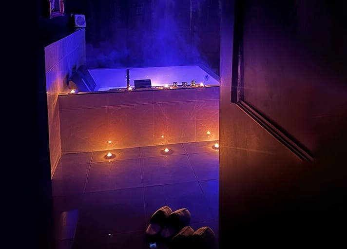 Atmosphère apaisante au bain à Room 47, Tourcoing, Hauts-de-France, FR, éclairée par des bougies.