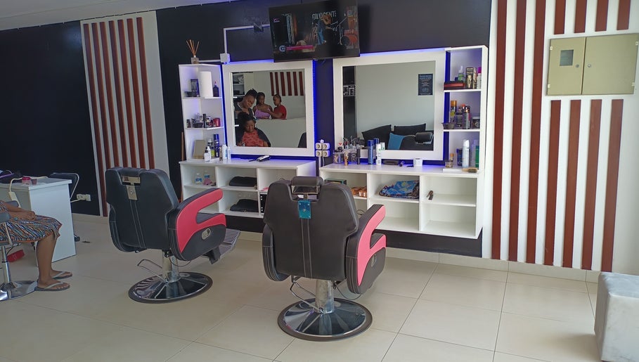 Interior da King's Barbershop com cadeiras modernas em Maputo, Maputo, MZ.