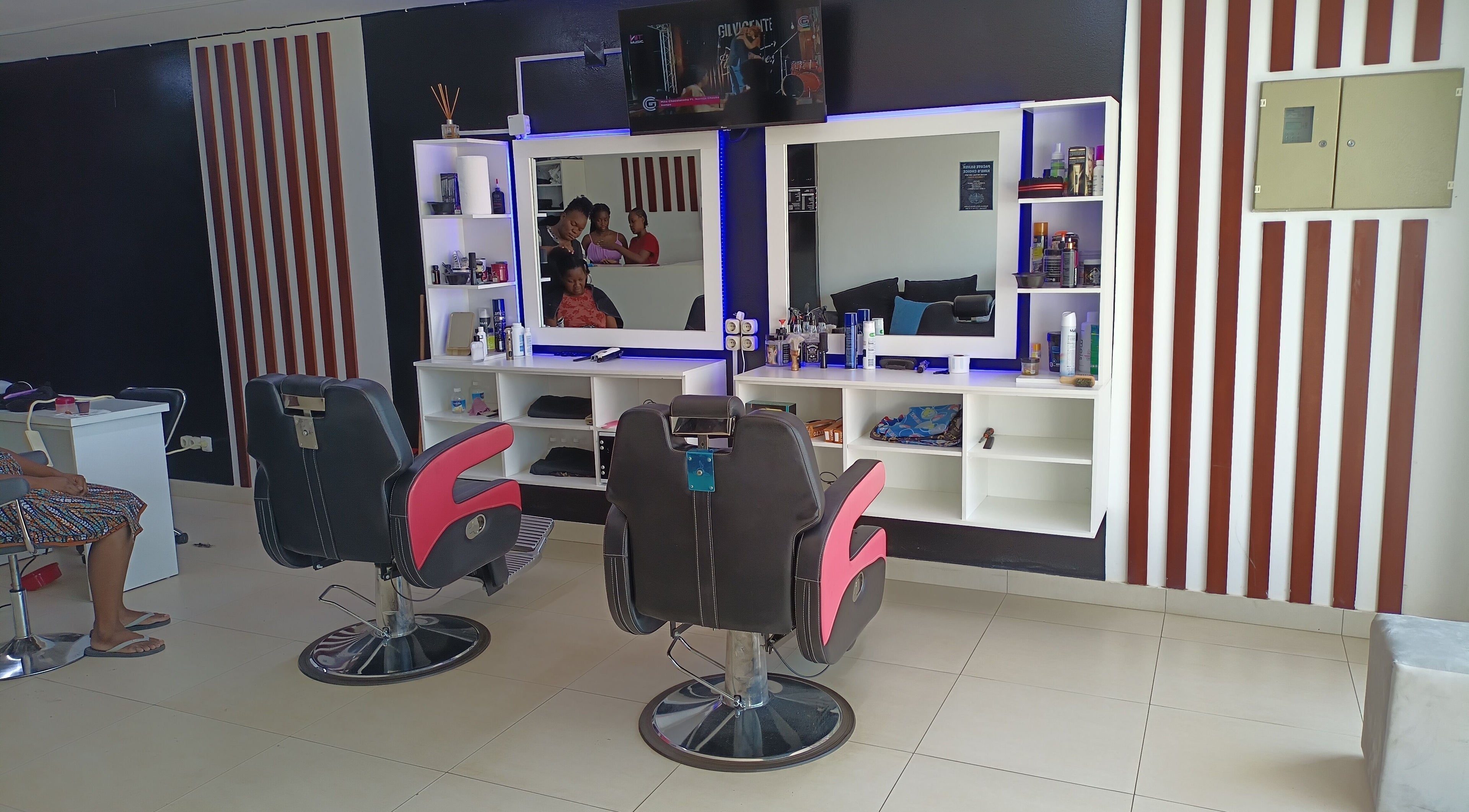 Interior da King's Barbershop com cadeiras modernas em Maputo, Maputo, MZ.