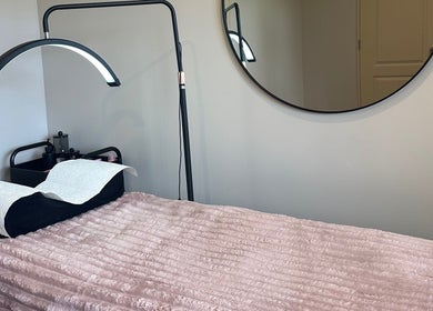 Comfortable treatment room at Lash Plug NZ, Auckland, Auckland, NZ with a plush pink blanket and modern decor.