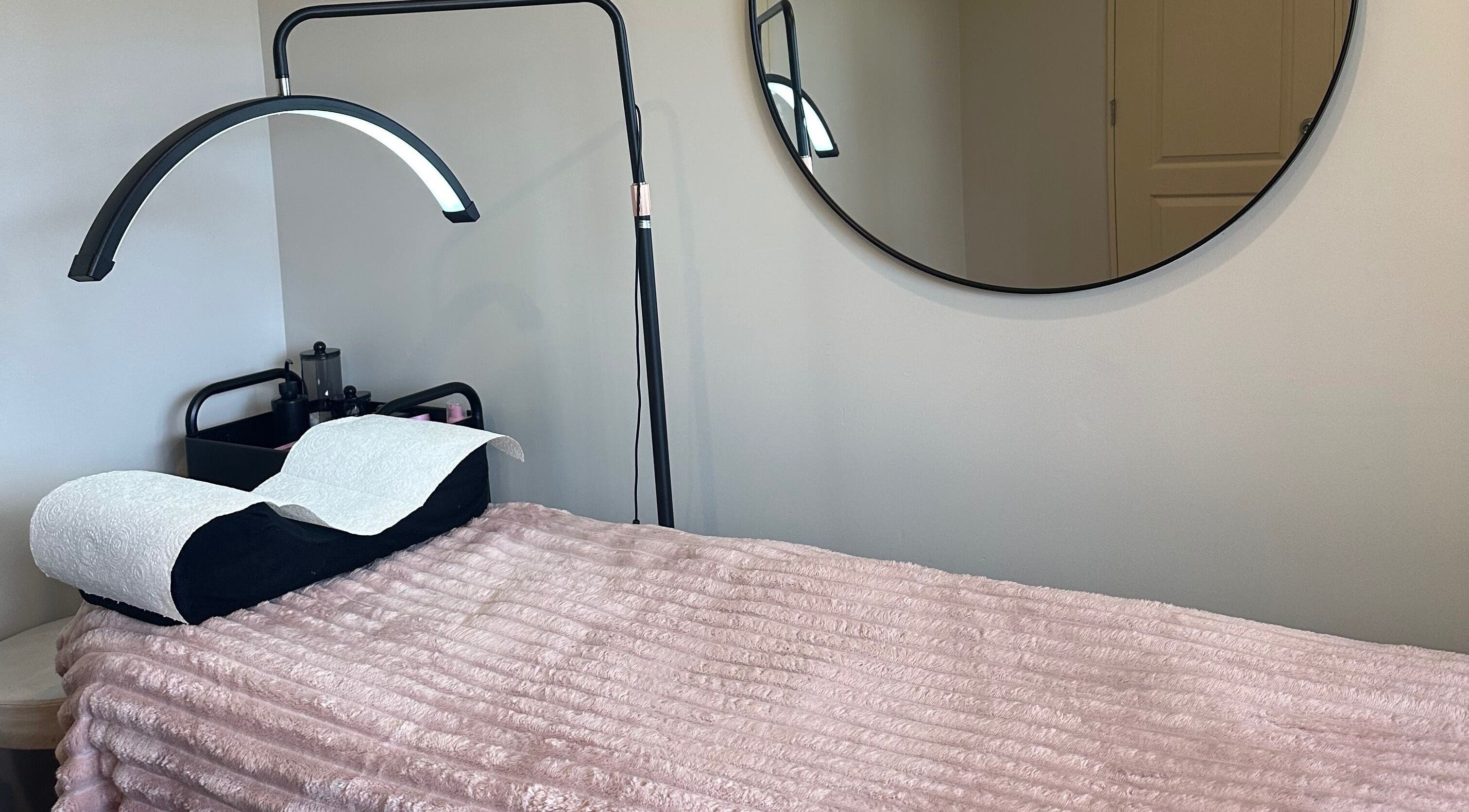 Comfortable treatment room at Lash Plug NZ, Auckland, Auckland, NZ with a plush pink blanket and modern decor.