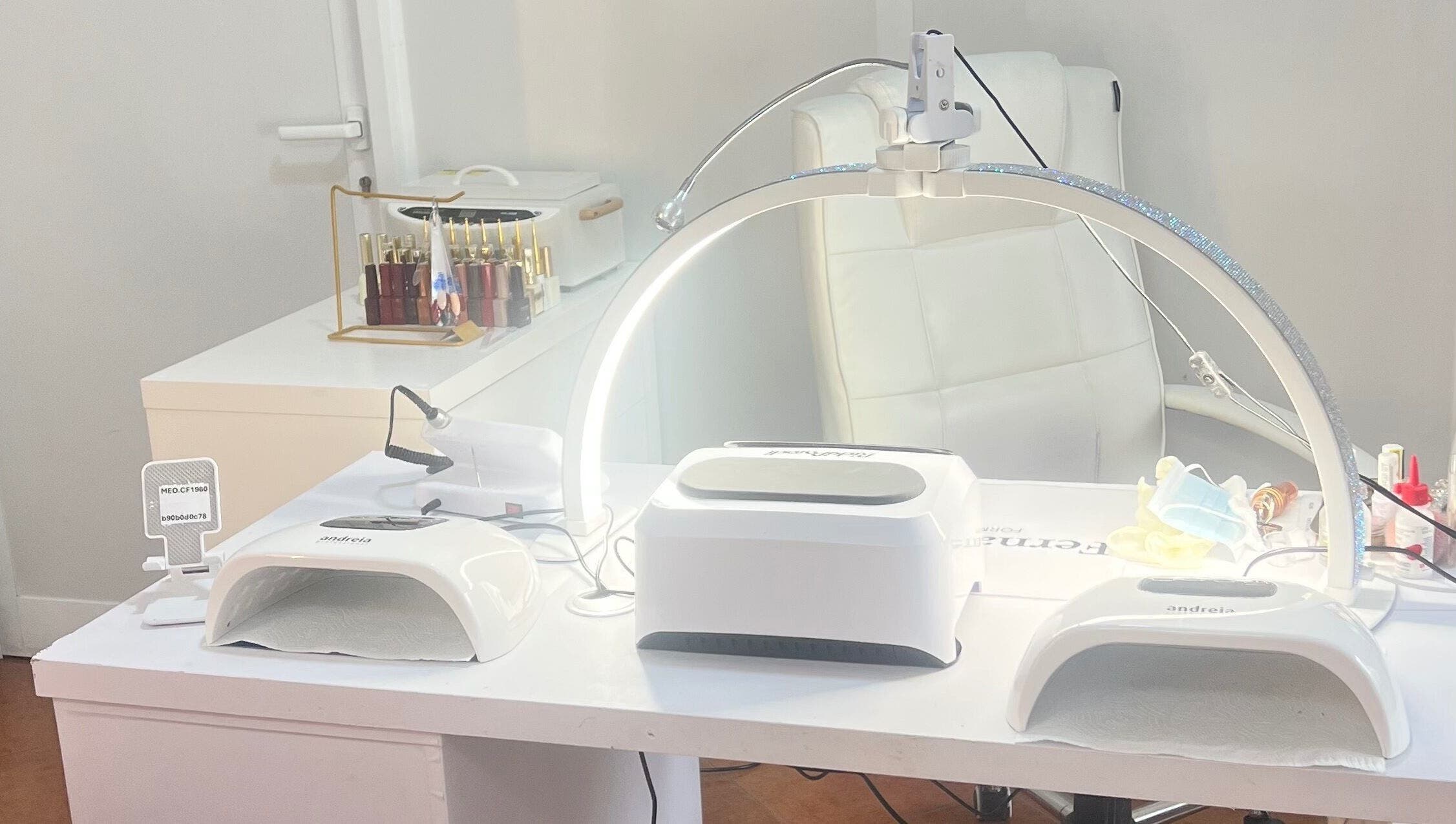 Mesa de manicure no Fernanda Chaves Nails, Centro, Aveiro, PT, com secadores e esmaltes organizados.