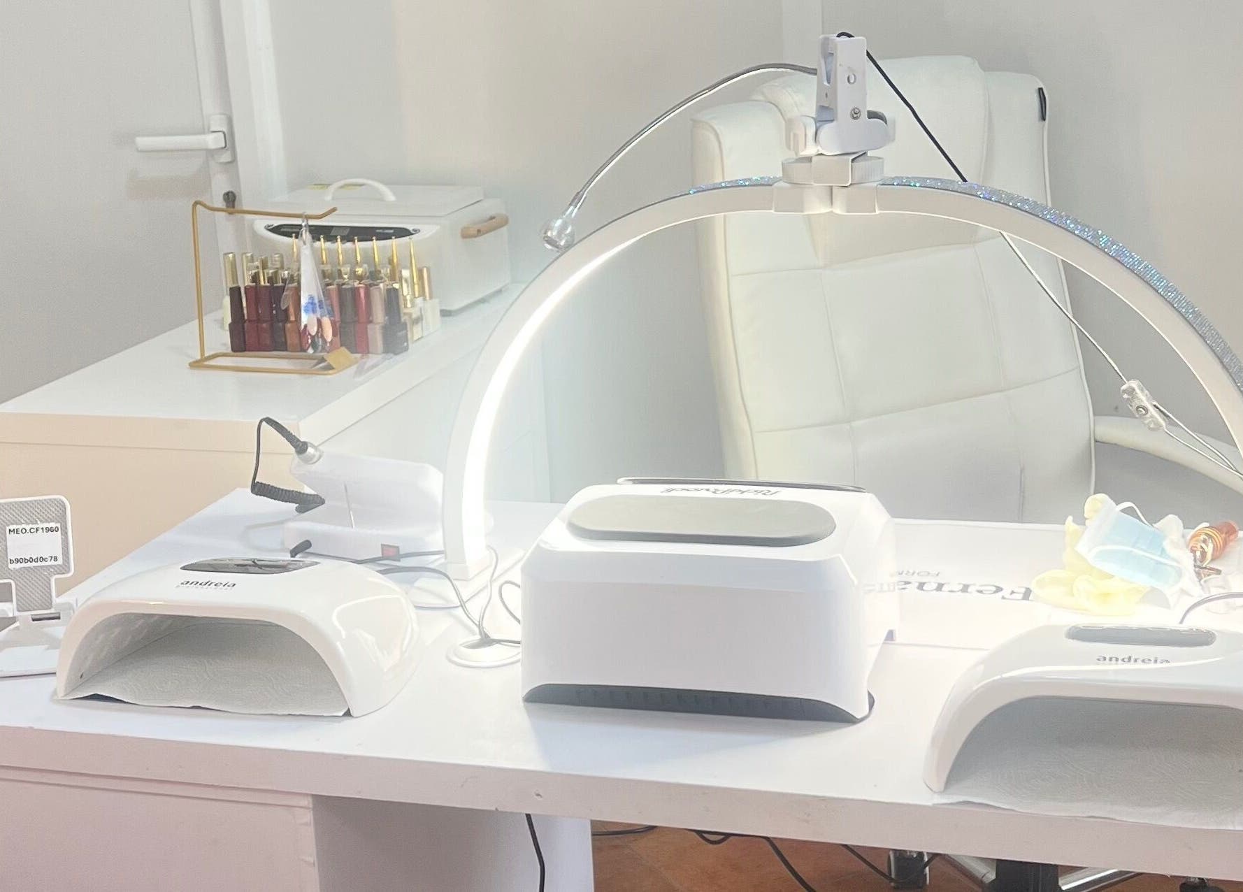 Mesa de manicure no Fernanda Chaves Nails, Centro, Aveiro, PT, com secadores e esmaltes organizados.