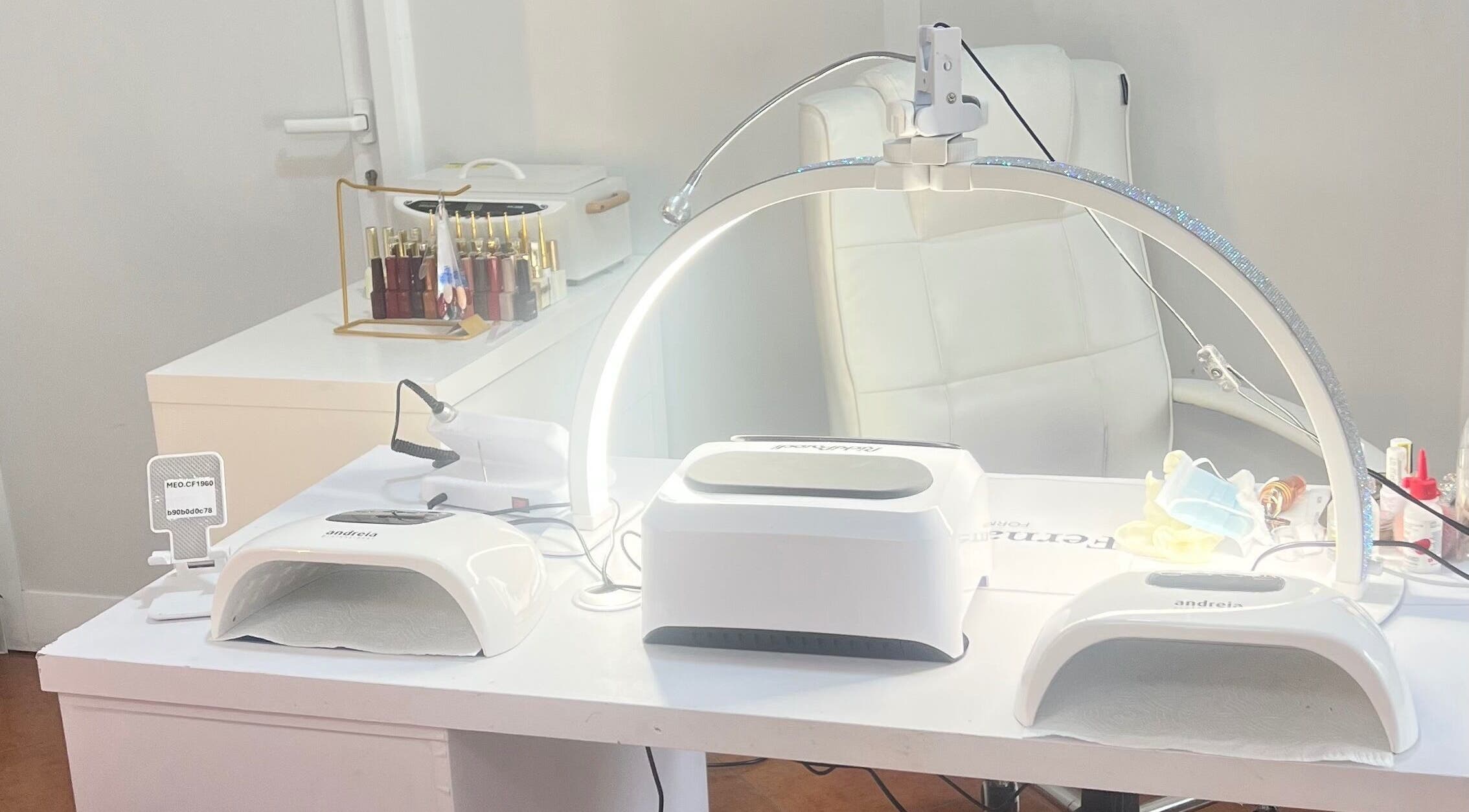 Mesa de manicure no Fernanda Chaves Nails, Centro, Aveiro, PT, com secadores e esmaltes organizados.