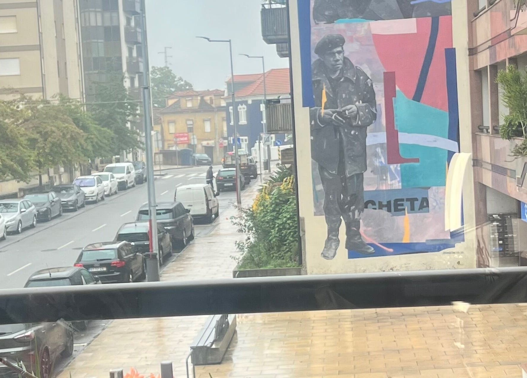 Rua arborizada em Centro, Aveiro, PT, perto do Fernanda Chaves Nails com impressionante mural urbano.