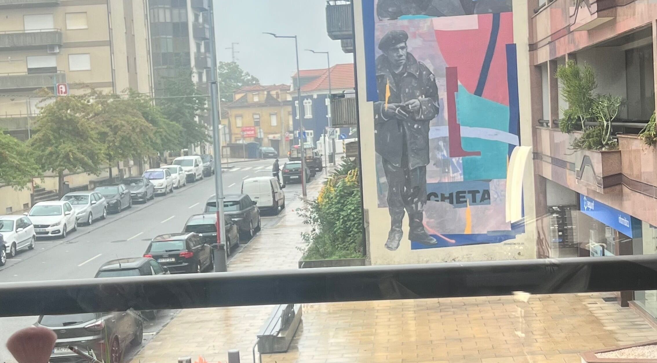 Rua arborizada em Centro, Aveiro, PT, perto do Fernanda Chaves Nails com impressionante mural urbano.