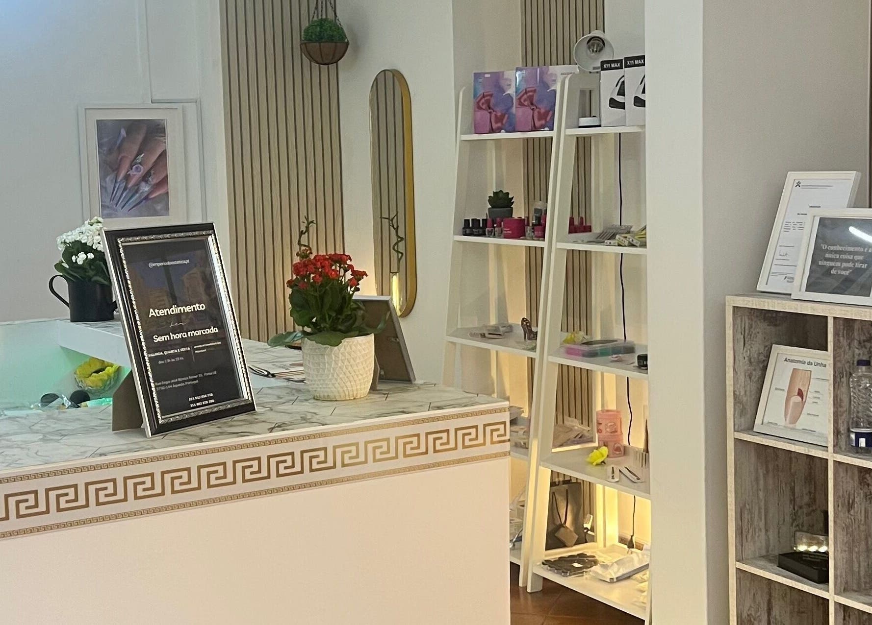 Recepção moderna na Fernanda Chaves Nails, Centro, Aveiro, PT com decoração elegante e produtos de unhas.