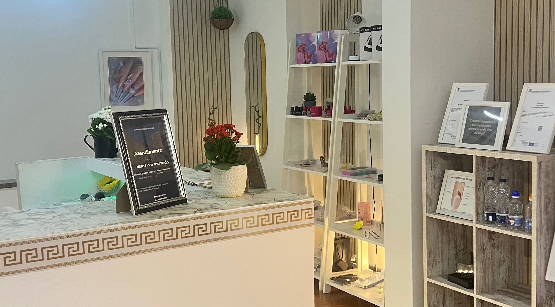 Recepção moderna na Fernanda Chaves Nails, Centro, Aveiro, PT com decoração elegante e produtos de unhas.