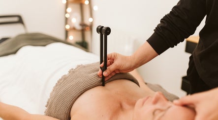 Sesión de terapia vibracional en Body&Soul Maru Rombas Beauty & Wellness, Sallent De Gállego, Aragón, ES.