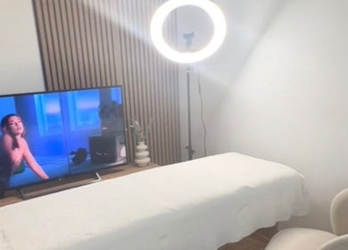 Salle de soins de N’Création avec table de massage à Plaisir, Île-de-france, FR sous lumière douce.