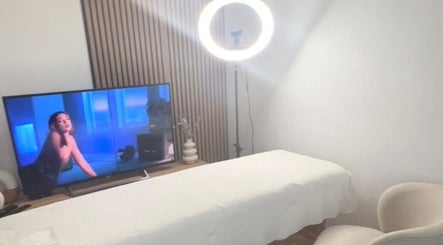 Salle de soins de N’Création avec table de massage à Plaisir, Île-de-france, FR sous lumière douce.